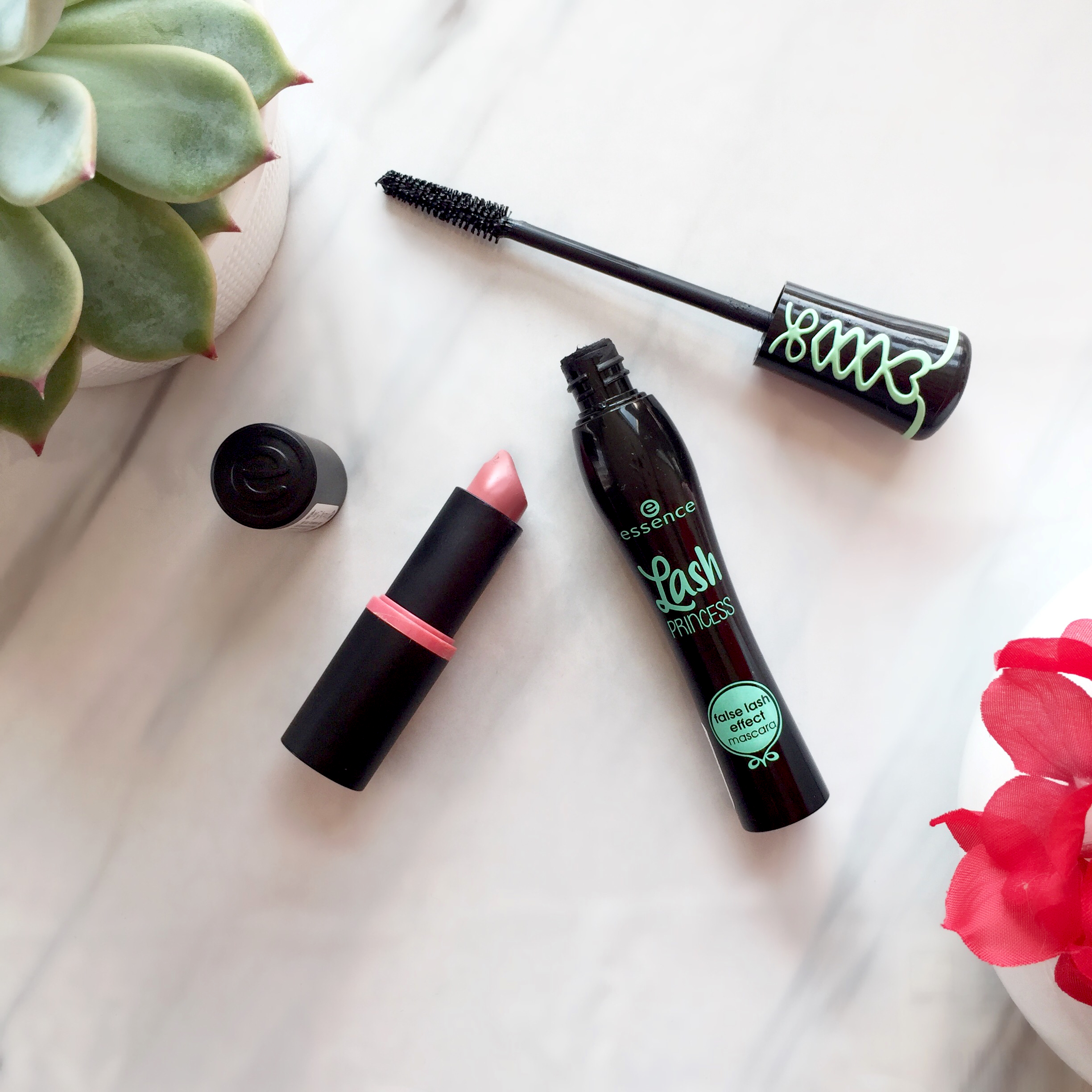 Lash Princess False Lash Mascara et le Longlasting Lipstick de Essence en Natural Beauty de Essence